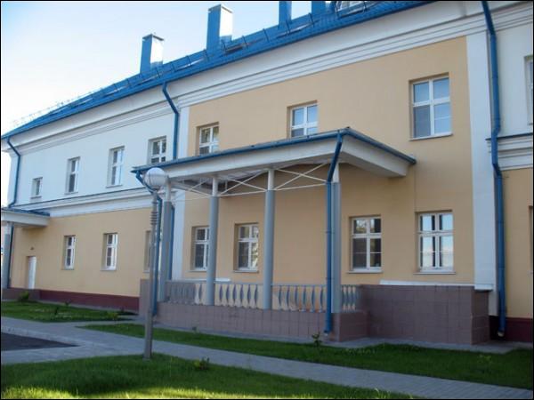  - Manor of Skirmunt. Manor house after the restructuring in 2008. View from the rear (photo 02/07/2010)