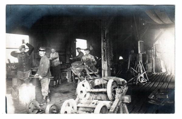  - ¸    . Auflösung eines Feldbahn-Nachlasses eines Soldaten bei der Feba 31. Foto von der Arbeit in der Wagen-Werkstatt Jurazicchky, Weißrussland. 1918