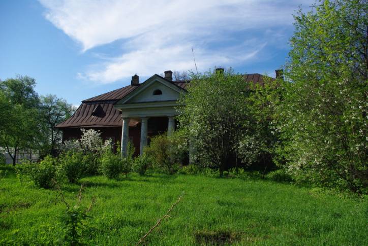  - Zespół dworsko-parkowy Platterów. Widok na dwór