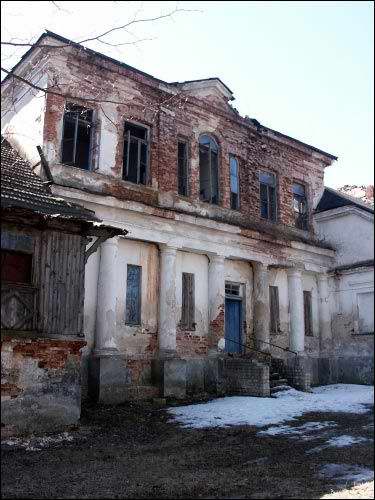  - Zespół pałacowo-parkowy . Fragment lewego, piętrowego skrzydła dworu