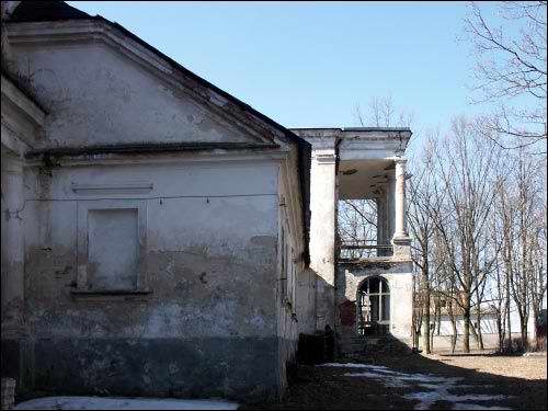  - Zespół pałacowo-parkowy . Fragment prawego, parterowego skrzydła i portyk fasady głównej