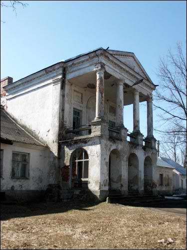  - Zespół pałacowo-parkowy . Fragment fasady głównej dworu, portyk