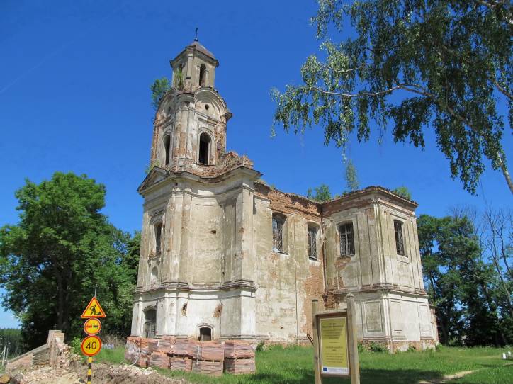 Łyskava. Catholic church of the Holy Trinity and the Monastery of Missionary