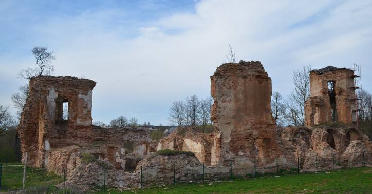 Halšany.  Castle of Sapieha, ruins